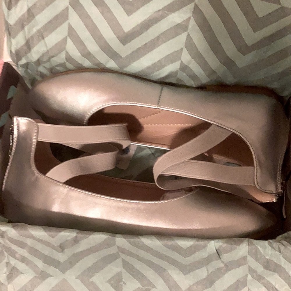 Girls Silver Dress shoes (new in box).